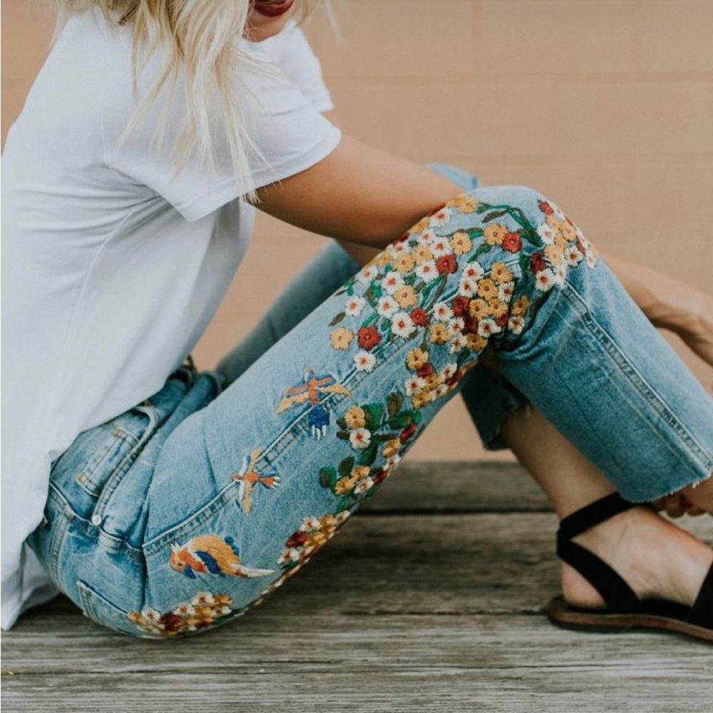 Size 26. Perfect condition! Mid rise with a raw cut hem. 98% cotton 2% spandex.